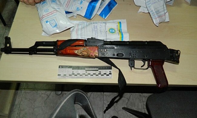Поліцейські вилучили в центрі столиці зброю (фото)