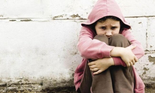 Благала не віддавати: сироту прирекли на пекельні муки у власному домі