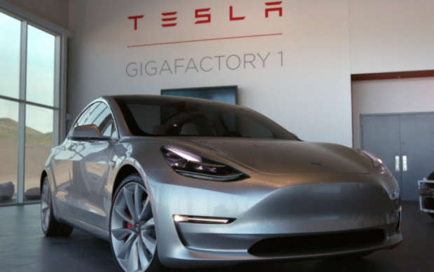 Маск показав першу поїздку на Tesla Model 3