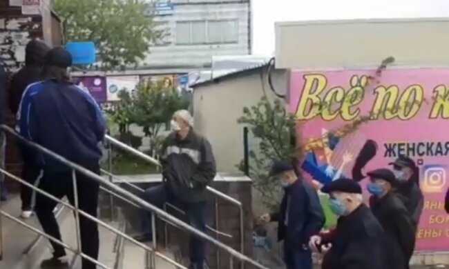 Натовп біля банку, фото Страна