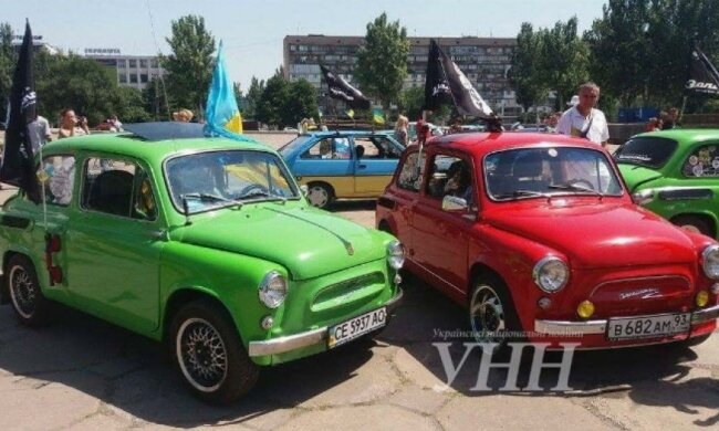 Власники "Запорожців" помірялися своїми красенями