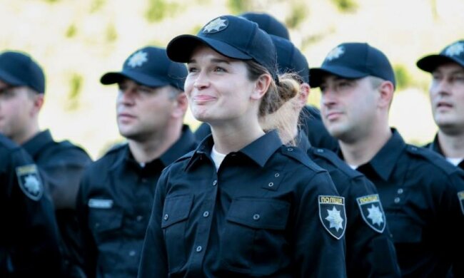 Полицейские получают зарплату в 2-3 раза выше, чем милиционеры