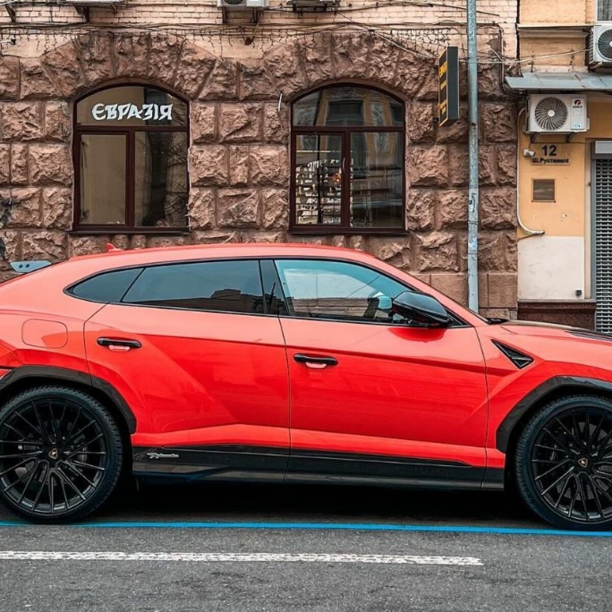 В столице заметили новенькую Lamborghini Urus в заряженной комплектации -  ЗНАЙ ЮА