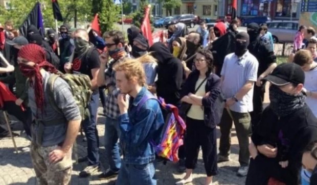 В Киеве анархисты оскорбляли верующих