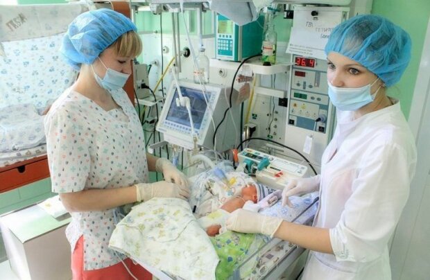 Сама еще ребенок: в Запорожье спасают двойню, рожденную 15-летней матерью