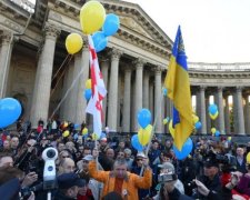 Путин в гробу: питерскую демонстрацию сорвали украинским флагом