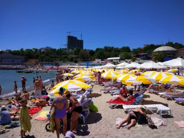 В Одесі берег моря загруз у нечистотах: курортники задихаються від смороду, відео колапсу