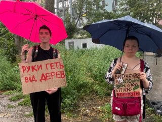 Протест на Теремках через вирубку дубів для теплотраси