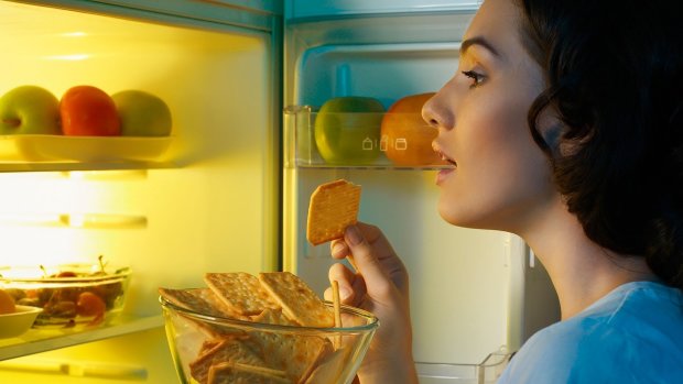 Їсти вночі без шкоди для здоров'я: спеціалісти опублікували список продуктів