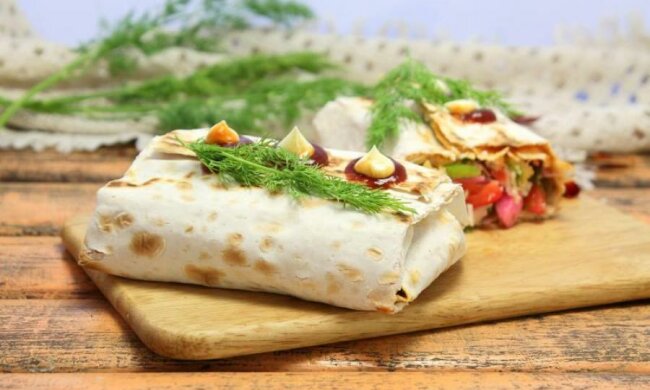 Для домашньої шаурми та рулетів: готуємо лаваш зі скоринкою