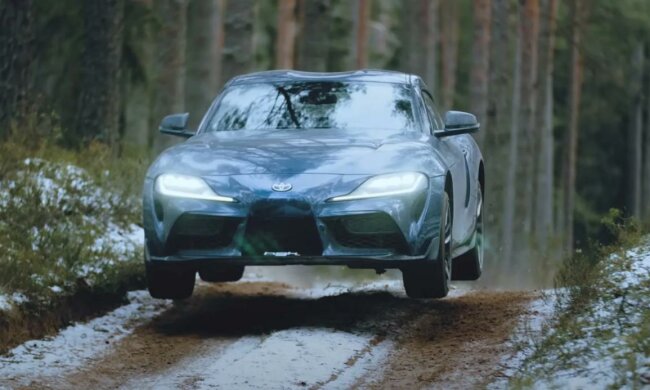 2020 Toyota Supra в лесу, скриншот