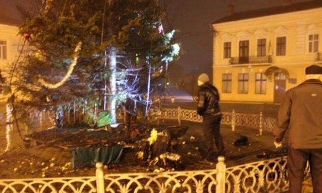 У райцентрі Буковини згоріла новорічна ялинка