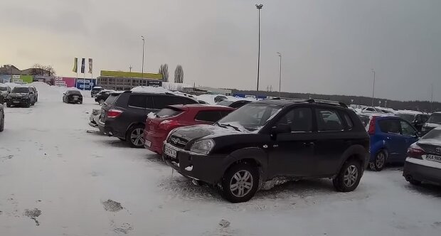 Машины на парковке, скриншот: Youtube