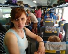 Скандал у потязі: Укрзалізниця виправдалася за стоячі місця