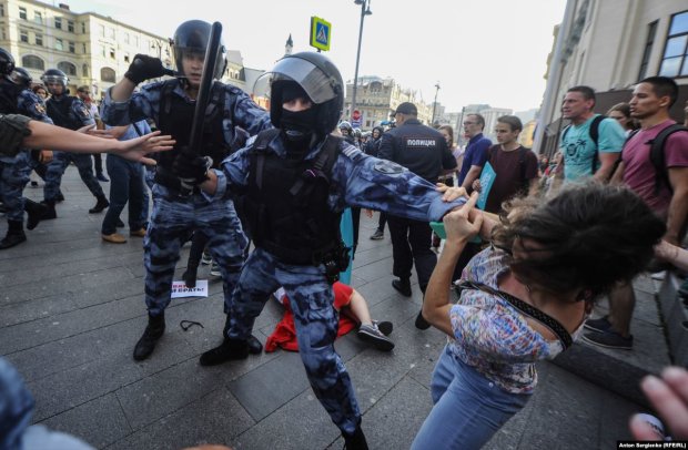 Масові протести в Москві: витівки силовиків виходять з-під контролю, відому журналістку відвезли до "моргу"
