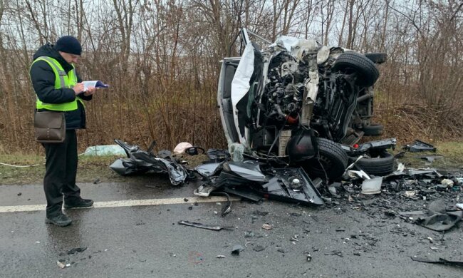 Під Львовом Audi влетів у Mercedes, троє загиблих - кров і покришки по всій дорозі