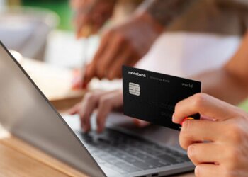 Чоловік, який тримає картку Монобанку