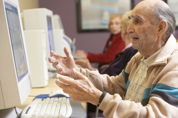Пожилой человек за компьютером: фото ИА Regnum