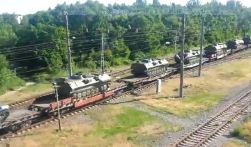 Росія перекинула ешелон бронетехніки з-за Уралу (ФОТО)