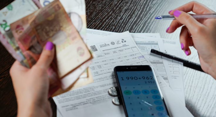 Женщина с деньгами и платежками