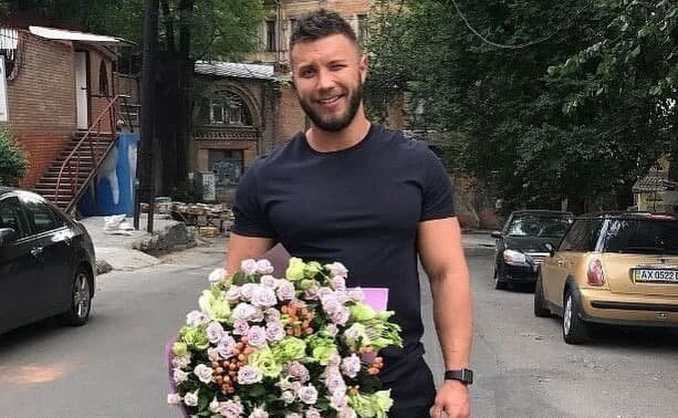 Михаил Заливако не выбрал невесту на "Холостяк-11"? В сеть попало фото страстных объятий с танцовщицей