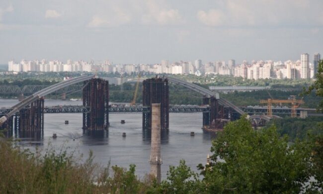 Скандал в Києві: Подільський міст розкрадають на металобрухт