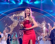 Леся Нікітюк з кубком "Танці з зірками", скріншот з відео
