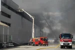 Спасатели тушат пожар на складах в Голосеевском районе Киева
