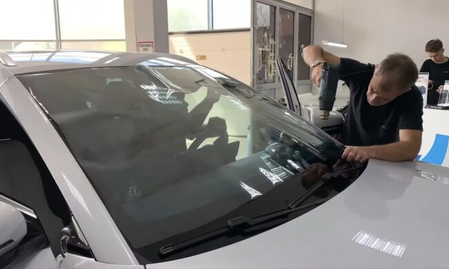 Тонування лобового скла: фото скрін Ютуб