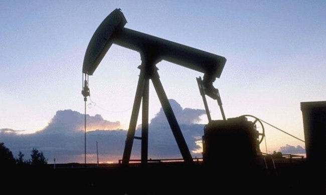 Доходы России от экспорта нефти упали почти вдвое