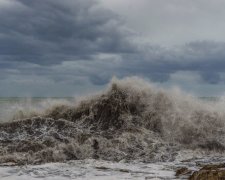 Разрушительный шторм смывает европейский курорт с лица земли, улицы затоплены, тысячи эвакуированы