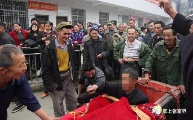 Китаєць з розмахом відрепетирував власні похорони