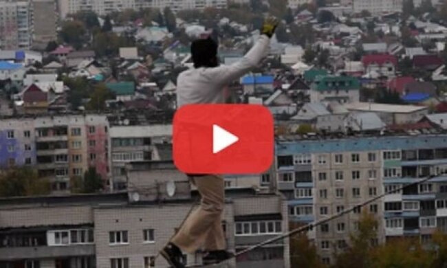 Барнаульський екстремал прогулявся на стропі між багатоповерхівками