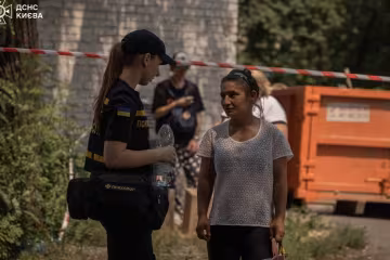 Рятувальники ДСНС на місці ракетного удару в Дарницькому районі Києва