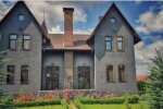 Під Києвом продають будинок, стилізований під середньовічний замок (Фото:Оксана Матвєєва / Facebook)