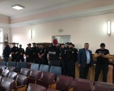 Скандал в 210-м округе: окружной избирательной комиссии мешают подсчитывать голоса (фото)