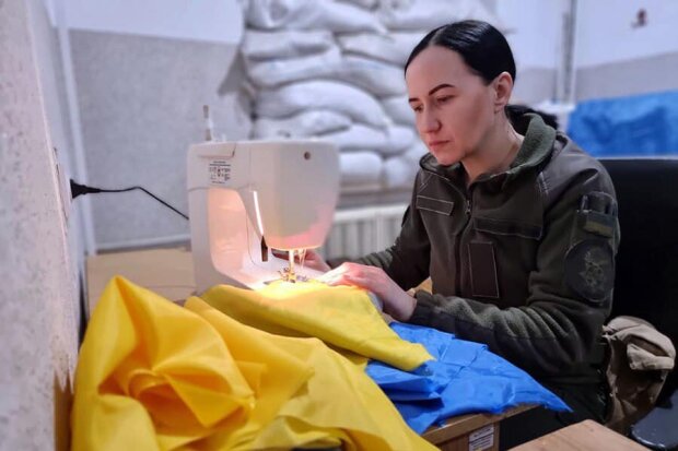 Нацгвардійка Марія поза службою шиє прапори України