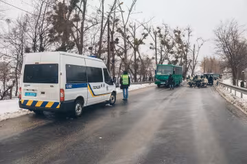 Моторошні кадри: у Запоріжжі маршрутка перекинулася після зіткнення з Hummer