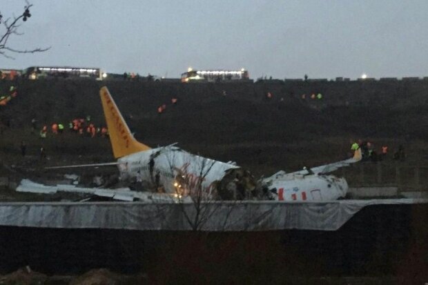 В аэропорту Стамбула врезался и развалился на части самолет с пассажирами, появились первые кадры