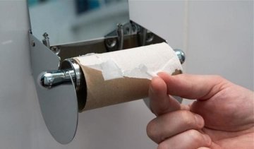 "Туалетне жлобство": як бабусі-наглядачі дозують папір
