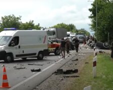 На Львовщине страшное ДТП превратило автомобили в груду металла: среди жертв - дети