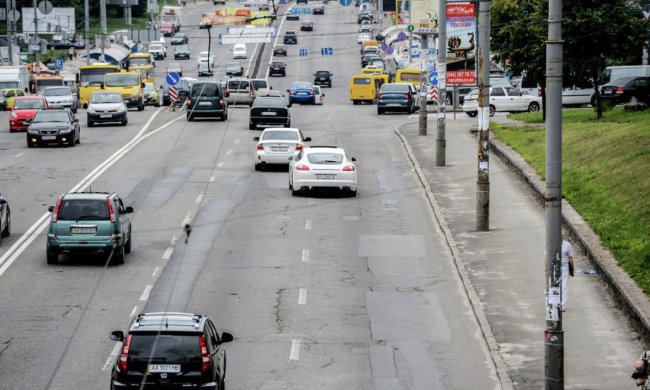Посеред Києва помітили НЛО: знадобилася допомога людського евакуатора, фото
