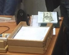 Чиновник "спалився" на продажі морських паспортів
