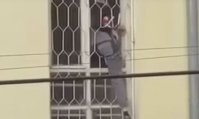Бегство мужчины из ТЦК. Фото: скрин видео