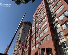 Ремонтні роботи у пошкодженому обстрілами будинку в Дніпрі