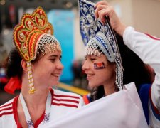 Кокошники і сосиски: неадекватні фанати показали головну сутність Росії