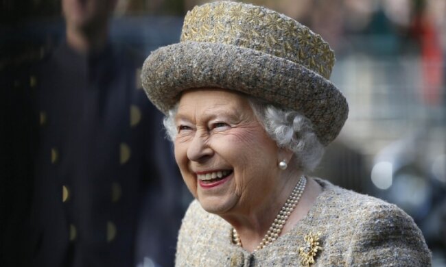 Королева Англії нагодувала тезку бананами