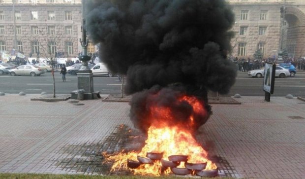 Таксисты подожгли шины под Киевсоветом (фото)