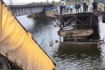 Під Дніпром міст рухнув в річку разом із фурою - рятувальники летять зі всього міста, дика паніка