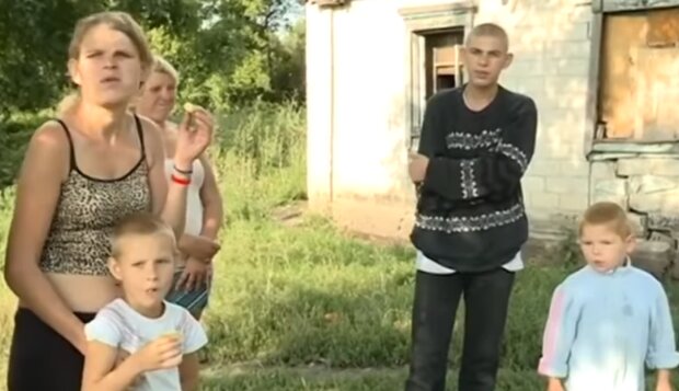 Под Днепром обнаружили многодетную семью-маугли – живут без света, воды и туалета